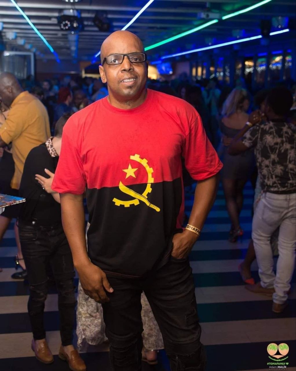 Caly na kizomba socialke v angolskom tričku