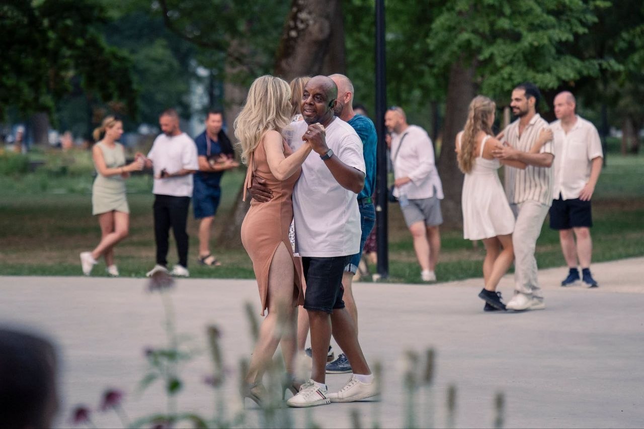 Caly tancuje s partnerkou v parku na kizomba socialke